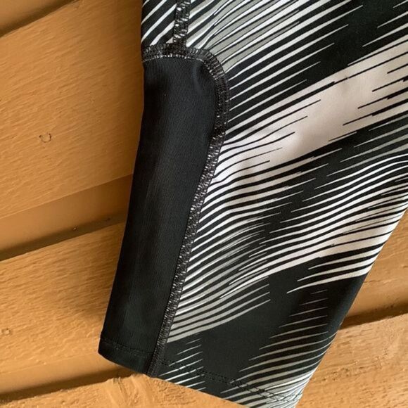 Nike Dri-Fit Black & White Striped Cropped Leggings - Picture 3 of 7